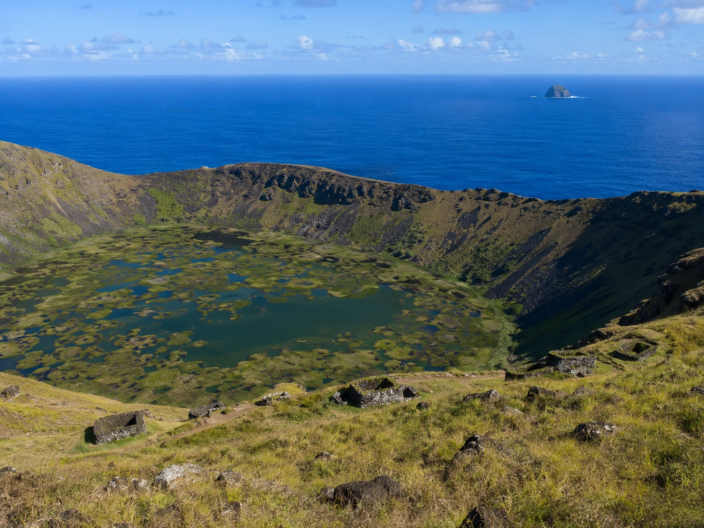 复活岛Rano Kau火山湖.webp